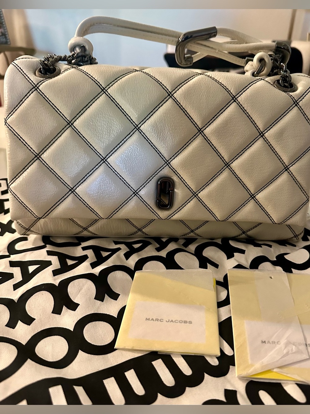 Marc Jacobs Quilted Cream Leather Shoulder Bag with Contrast Stitching, Medium. - Picture 2 of 15